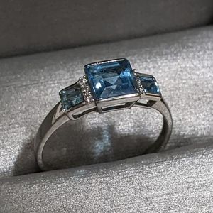 People's Jewelers 10 K white gold, topaz siz8
